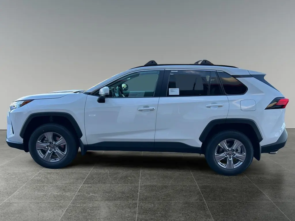 2025 Toyota RAV4 XLE photo 4
