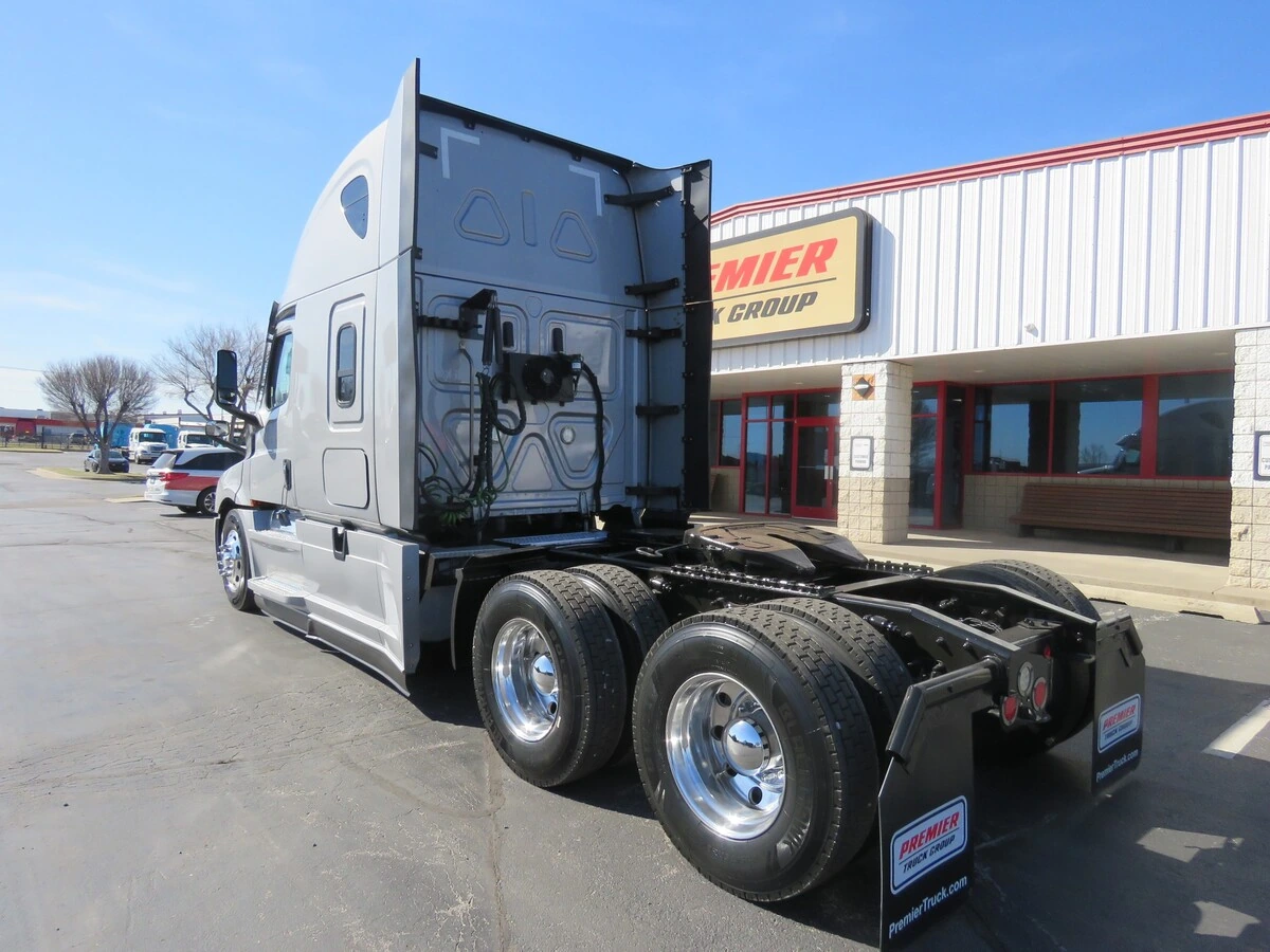 2022 Freightliner Cascadia - image 3