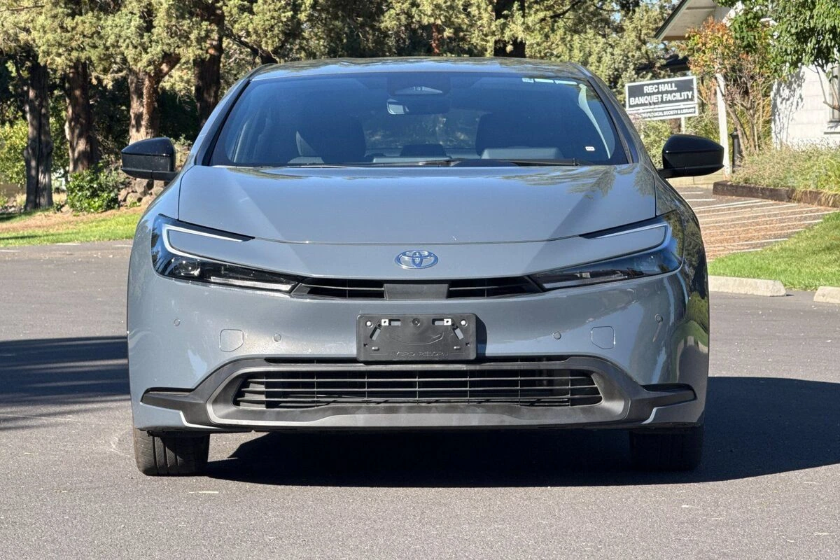 2025 Toyota Prius LE - Photo 9
