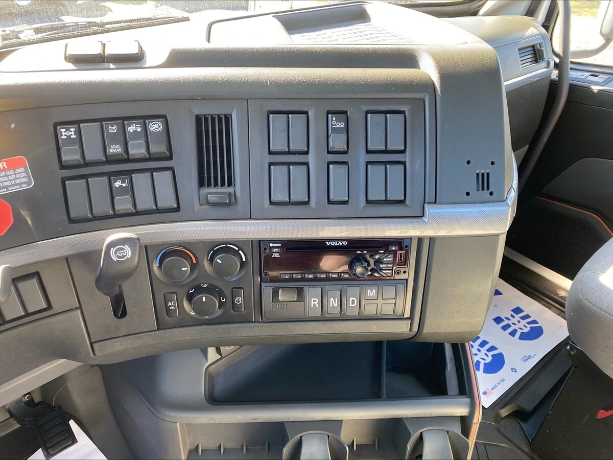 2018 Volvo VNL 860 - image 13