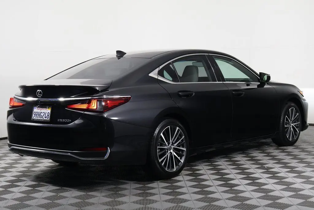 2025 Lexus ES 300h Base photo 4