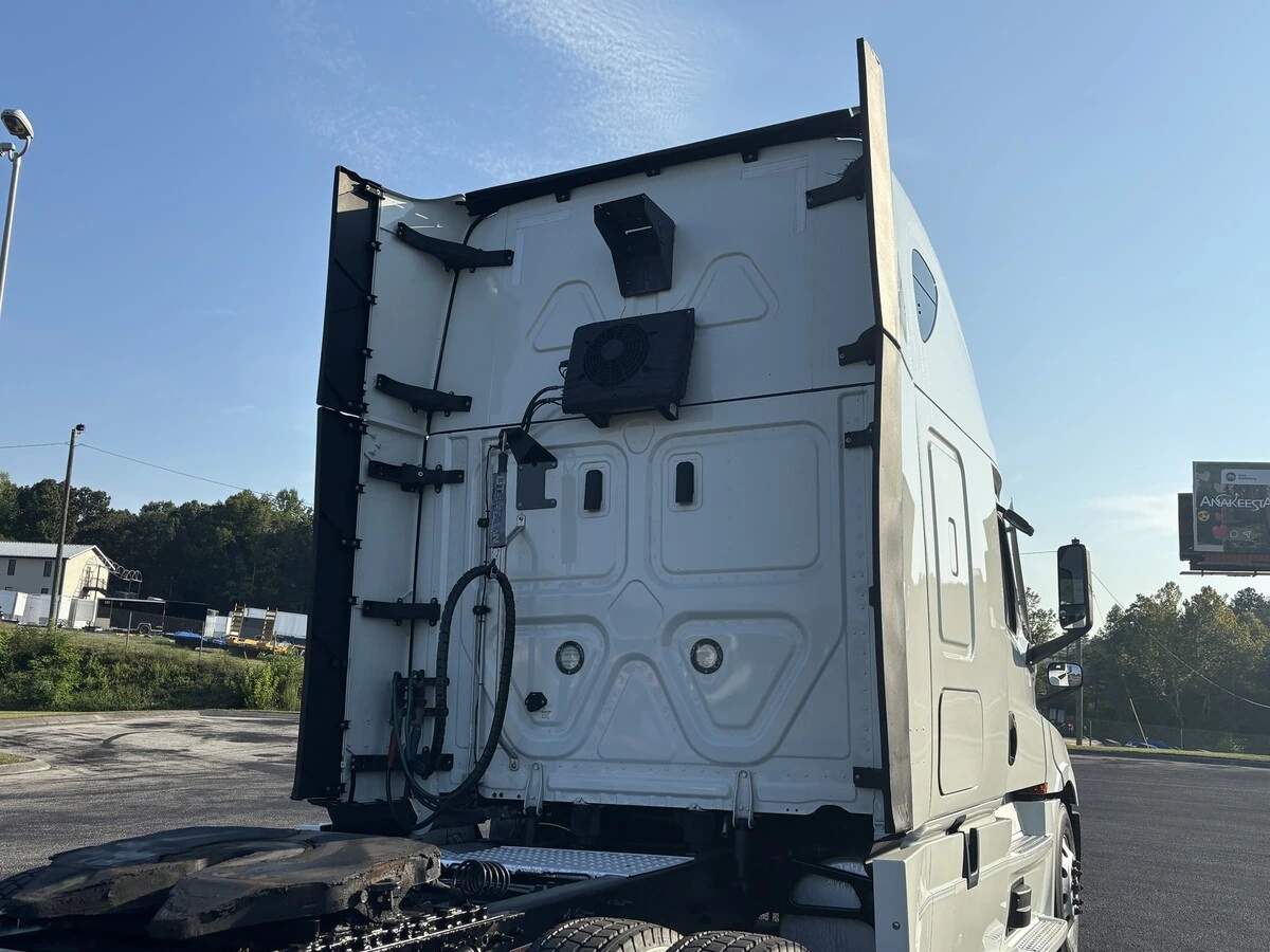 2022 Freightliner Cascadia — photo 6