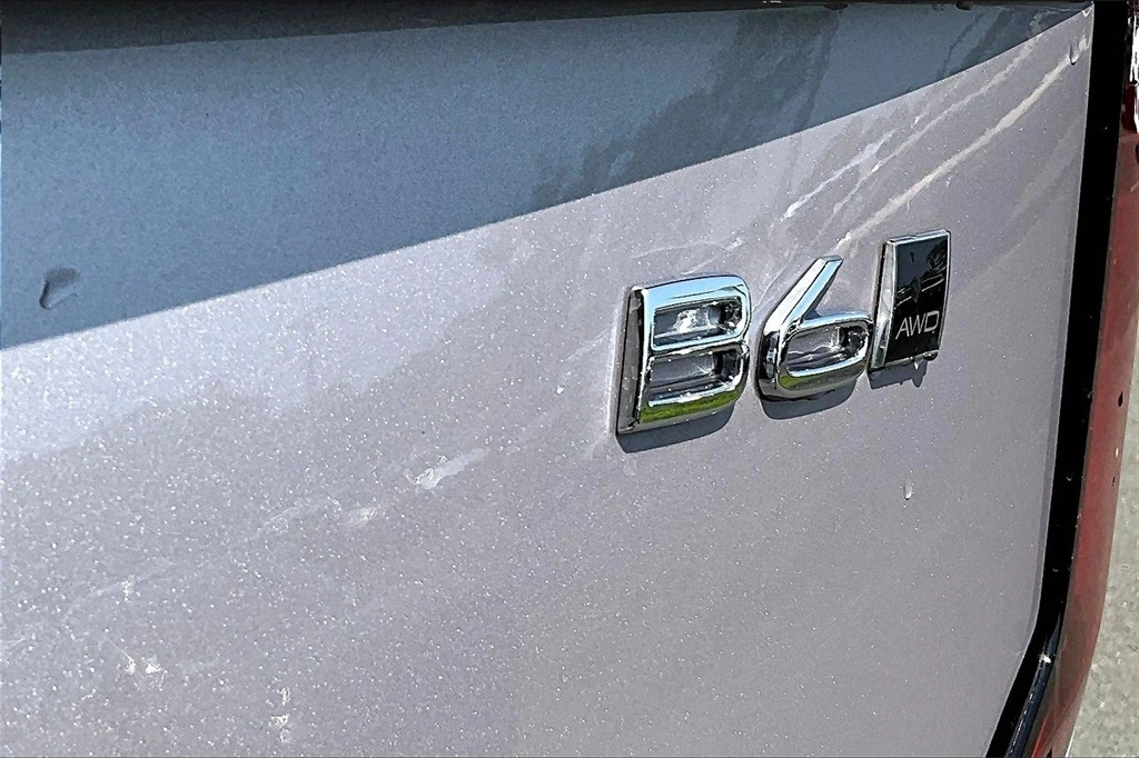 2026 Volvo - image 9