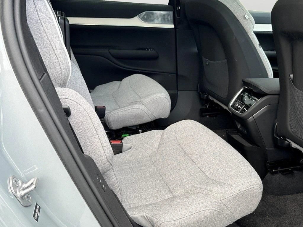 2025 Volvo - image 14