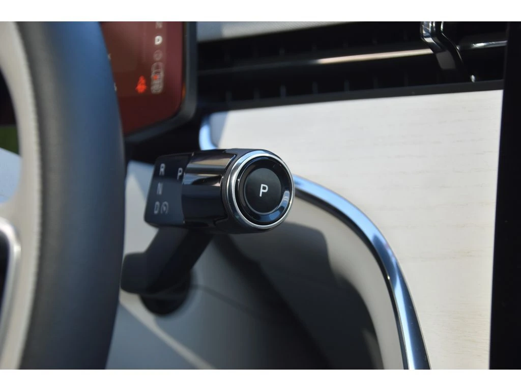 2025 Volvo - image 37