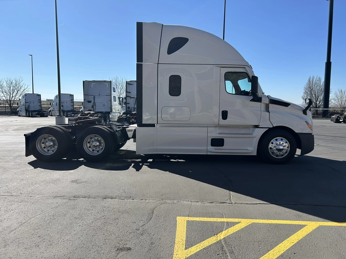 2022 Freightliner Cascadia - image 5
