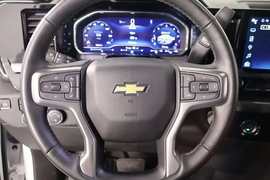 2023 Chevrolet Silverado 1500 LT photo 3