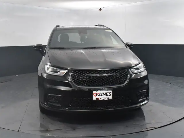 2026 Chrysler Pacifica photo 2