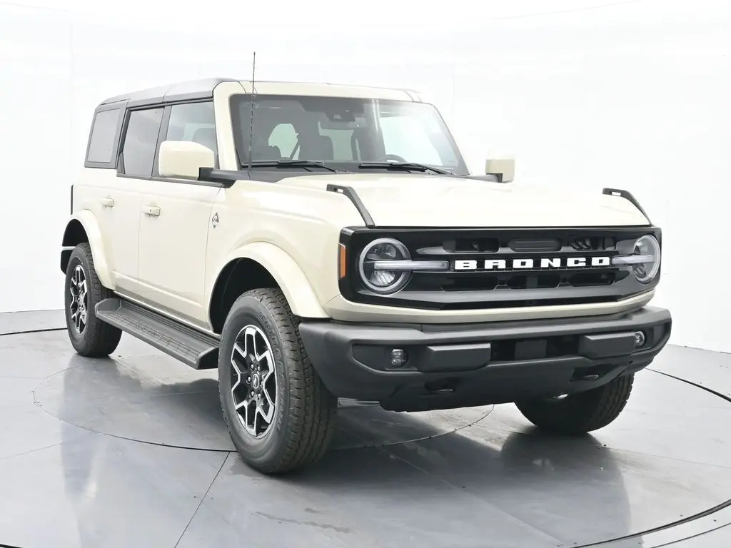 2025 Ford Bronco Outer Banks photo 3