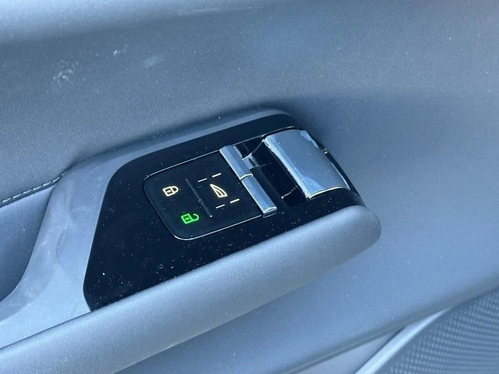 2025 Volvo - image 16