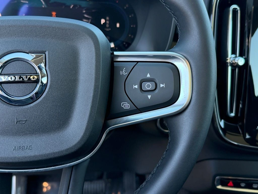 2025 Volvo - image 19