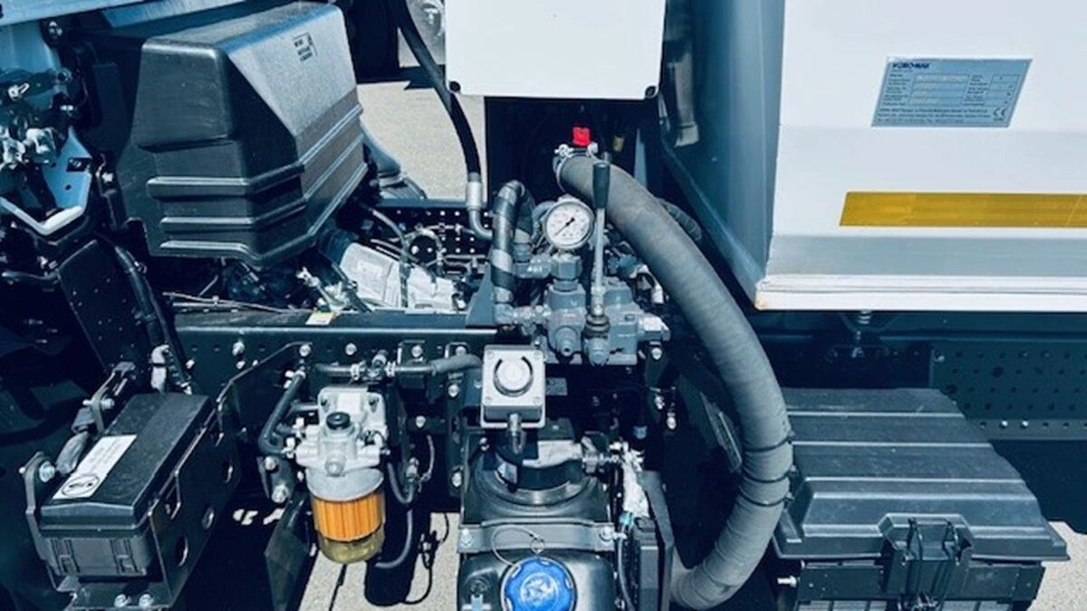 2025 Isuzu NRR in Bridgeport, CT — photo 7