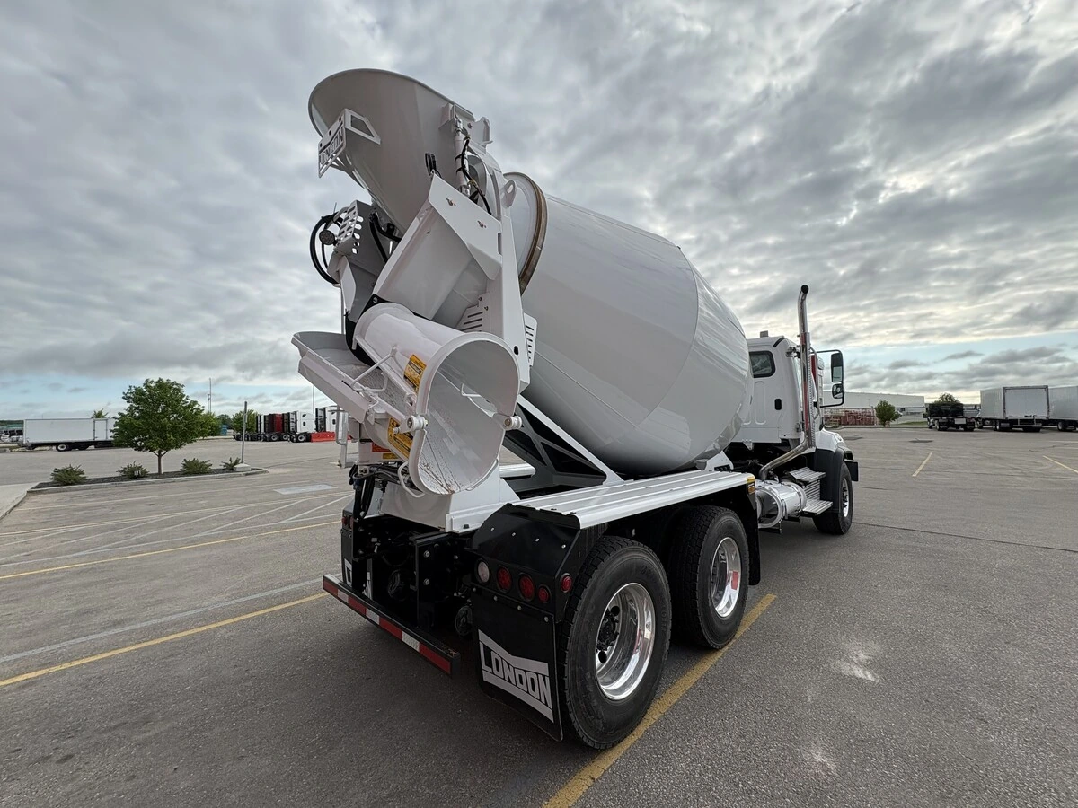 2027 Freightliner 114SD — photo 6