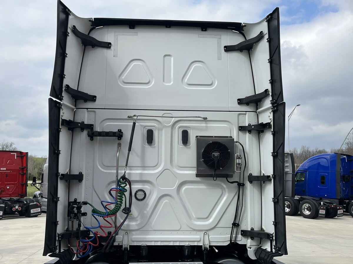 2023 Freightliner Cascadia - image 17