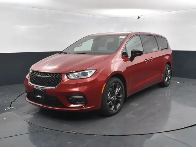 2026 Chrysler Pacifica photo 3
