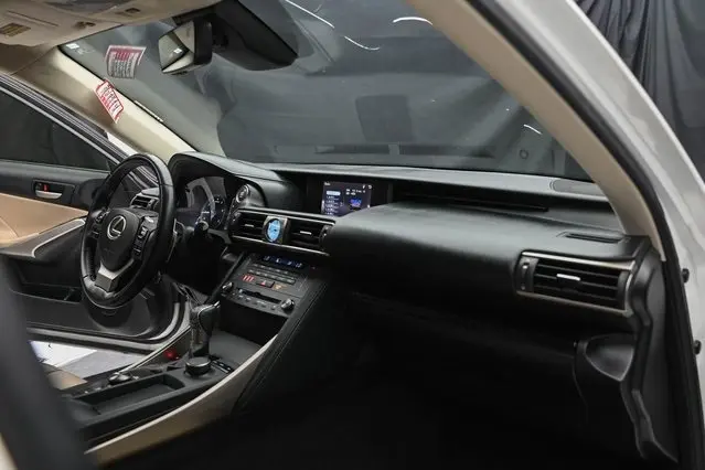 2019 Lexus IS 300 photo 17