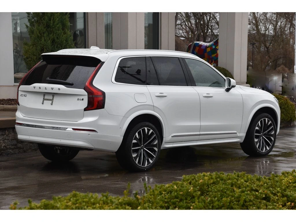 2026 Volvo - image 4