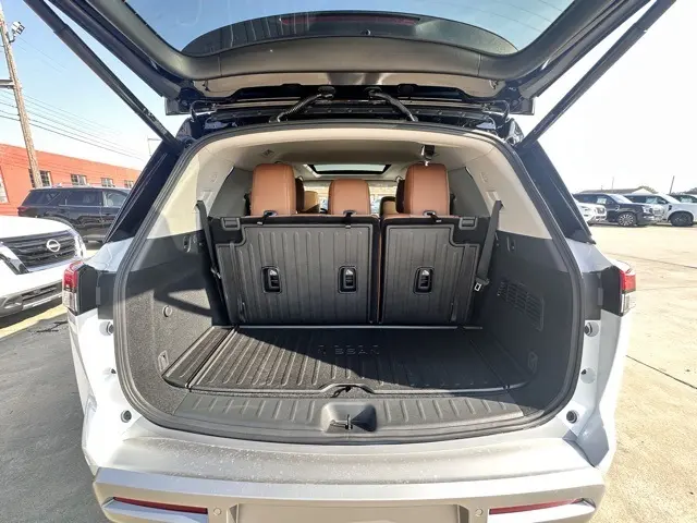 2025 Nissan Pathfinder Platinum photo 9