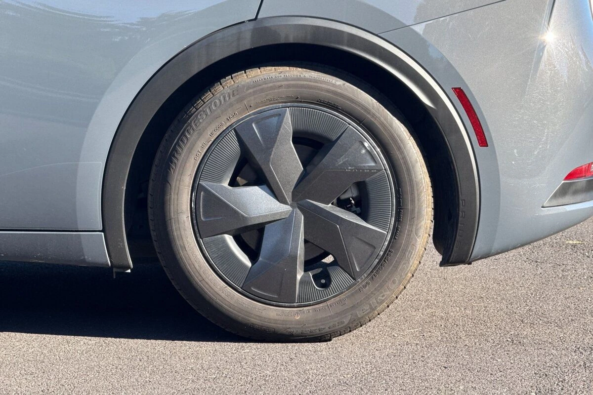 2025 Toyota Prius LE - Photo 26