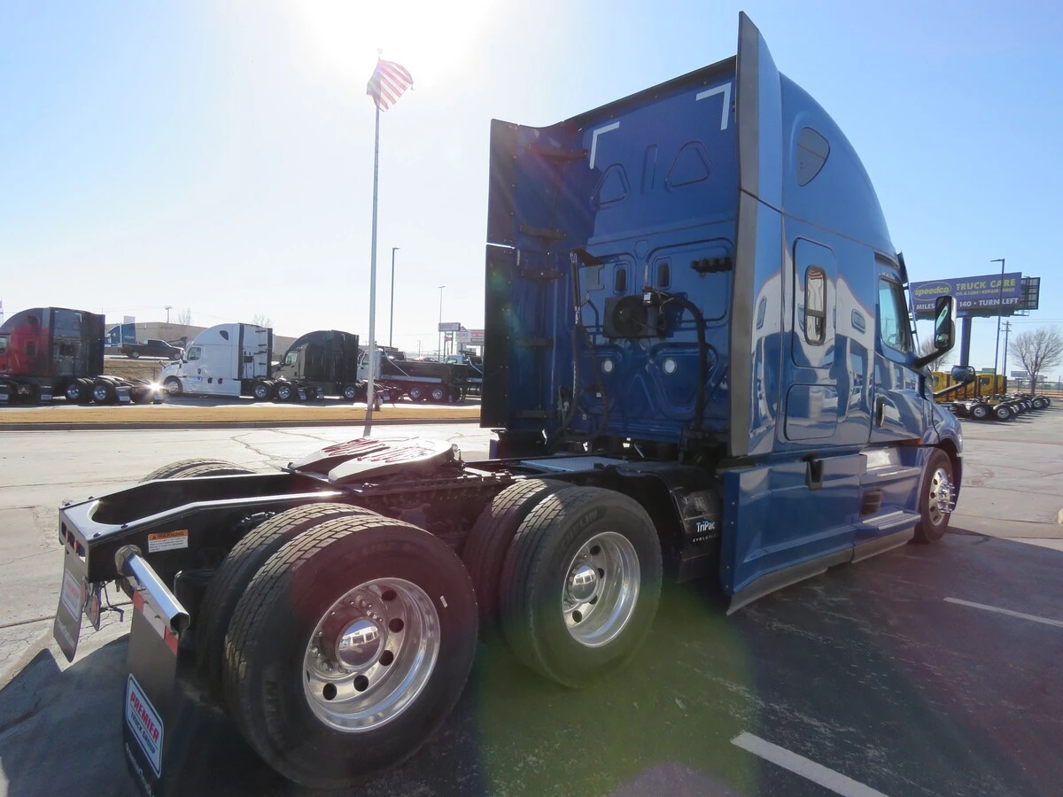 2022 Freightliner Cascadia - image 7