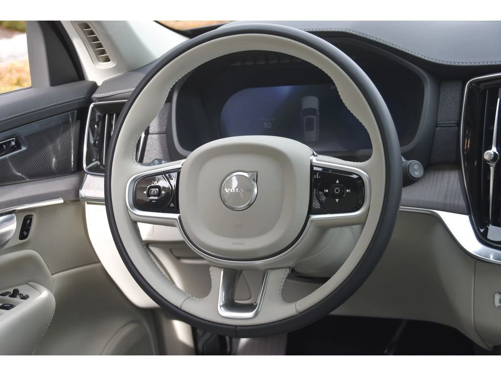 2026 Volvo - image 15