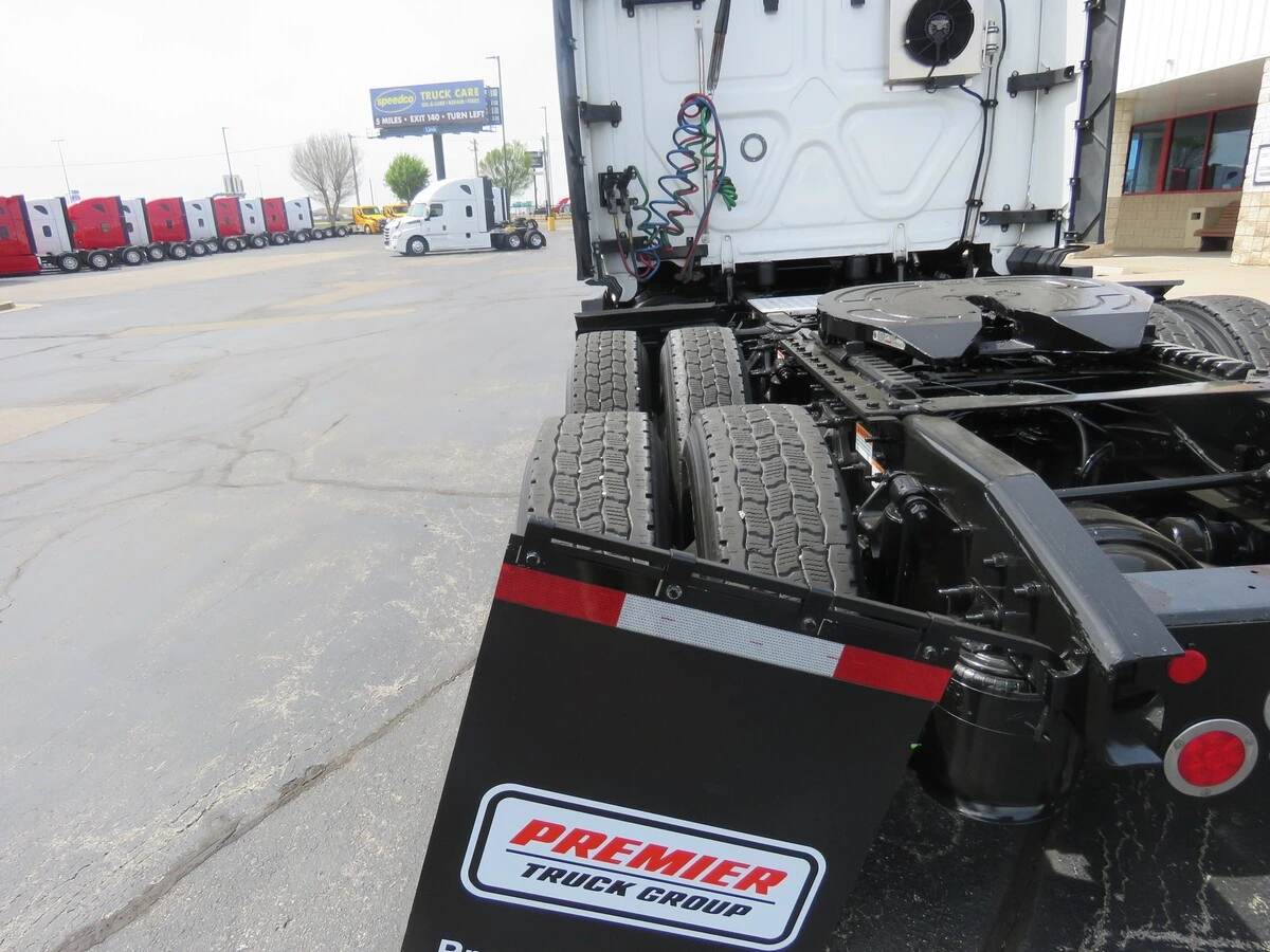 2023 Freightliner Cascadia - image 4