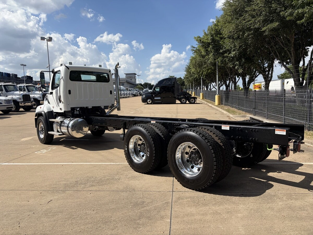 2027 Freightliner 114SD — photo 3