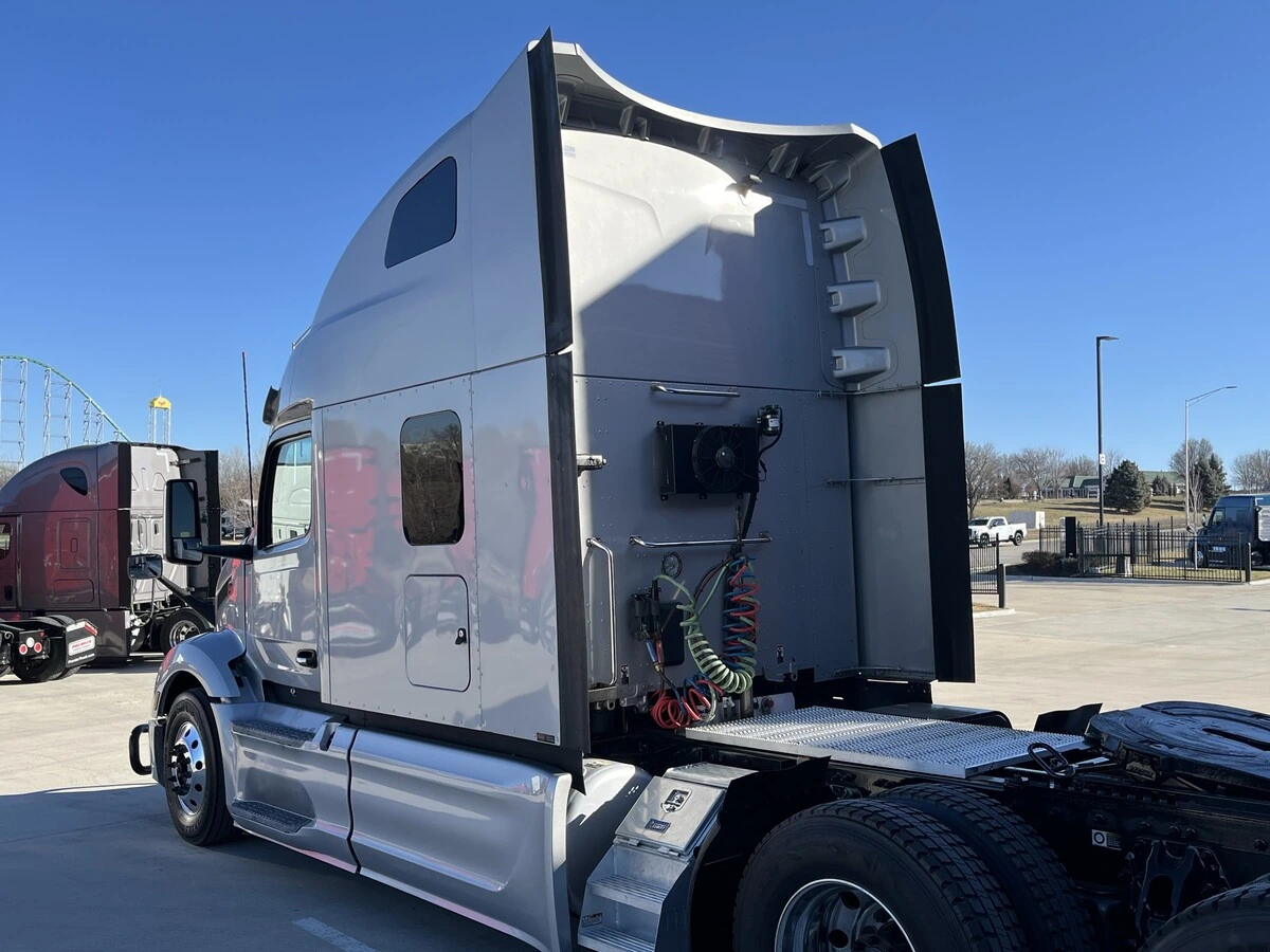 2023 Peterbilt 579 - image 4