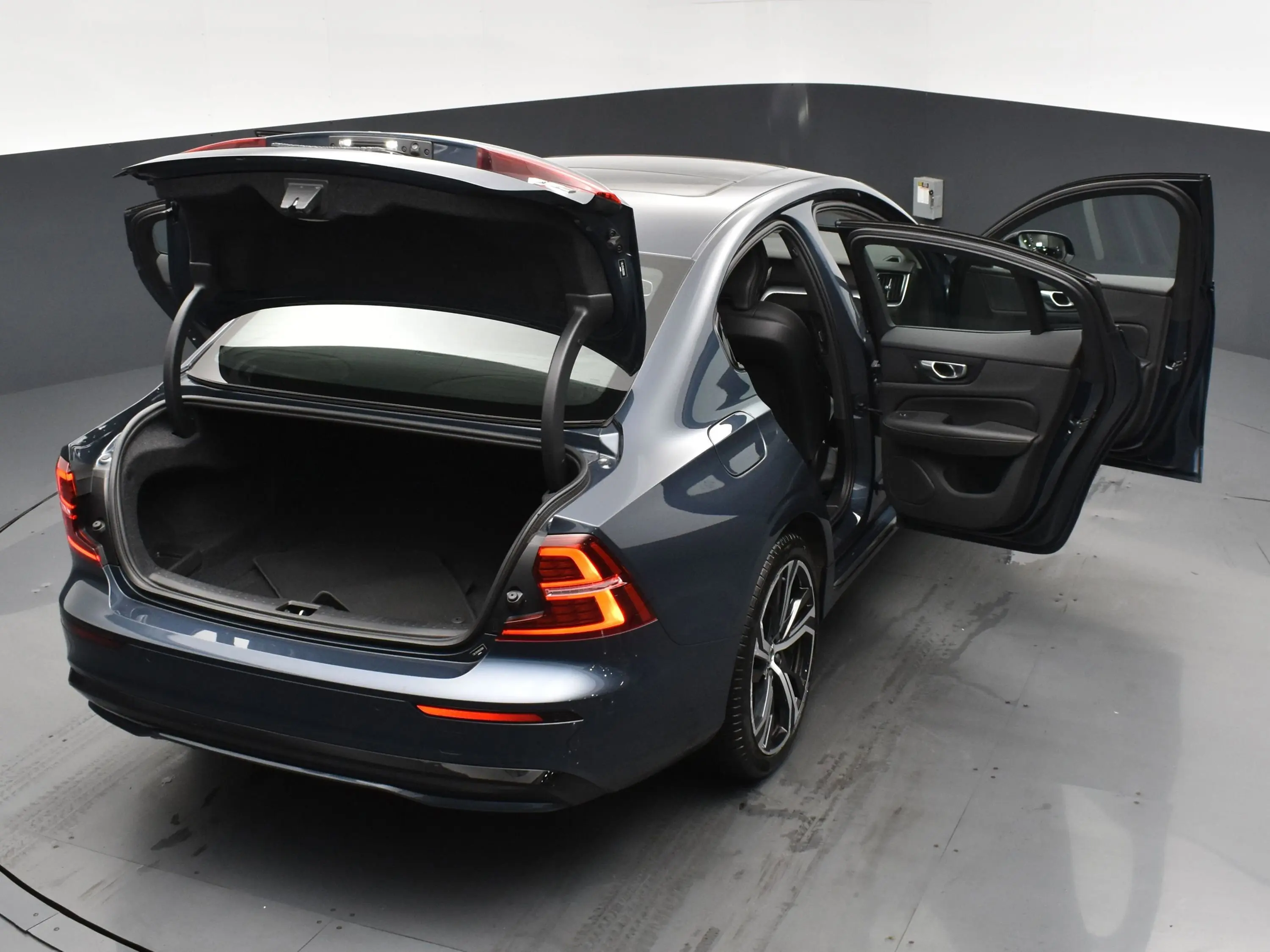 2024 Volvo S60 B5 AWD Core photo 30