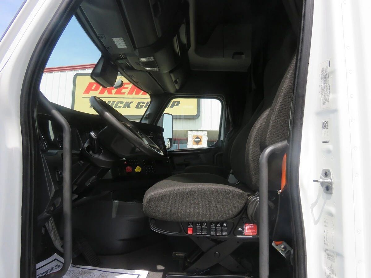 2023 Freightliner Cascadia - image 13