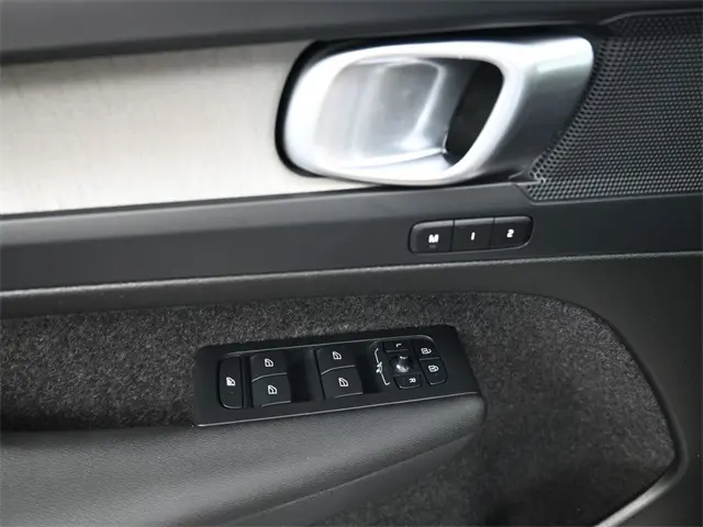2024 Volvo XC40 Plus photo 8