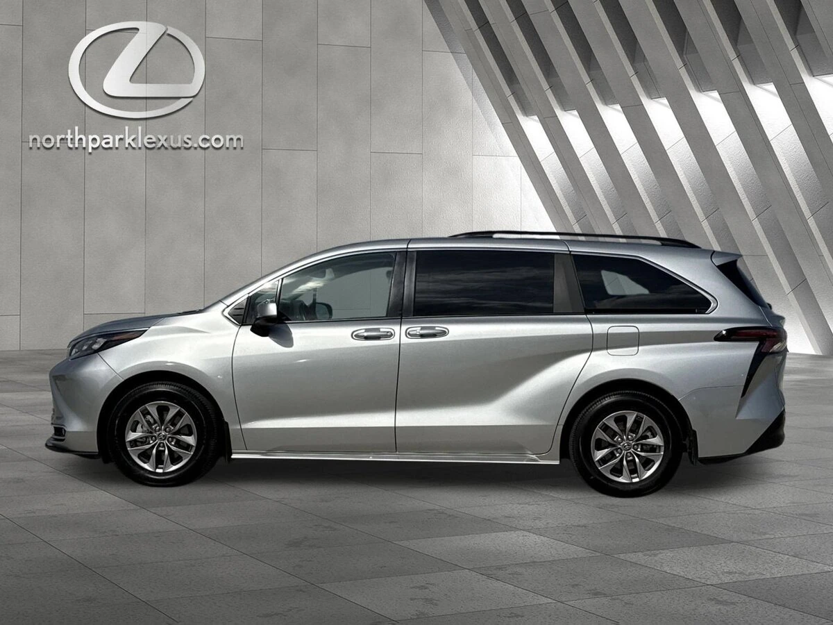 2024 Toyota Sienna XLE 7-Passenger Hybrid FWD's photo