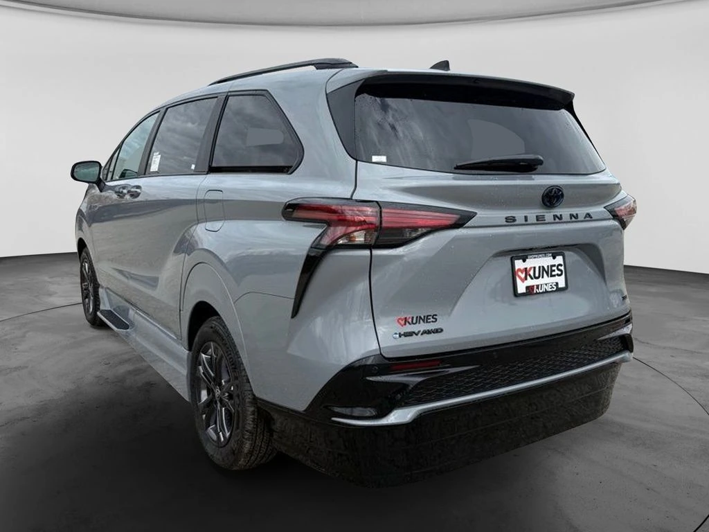 2025 Toyota Sienna XSE - Photo 6