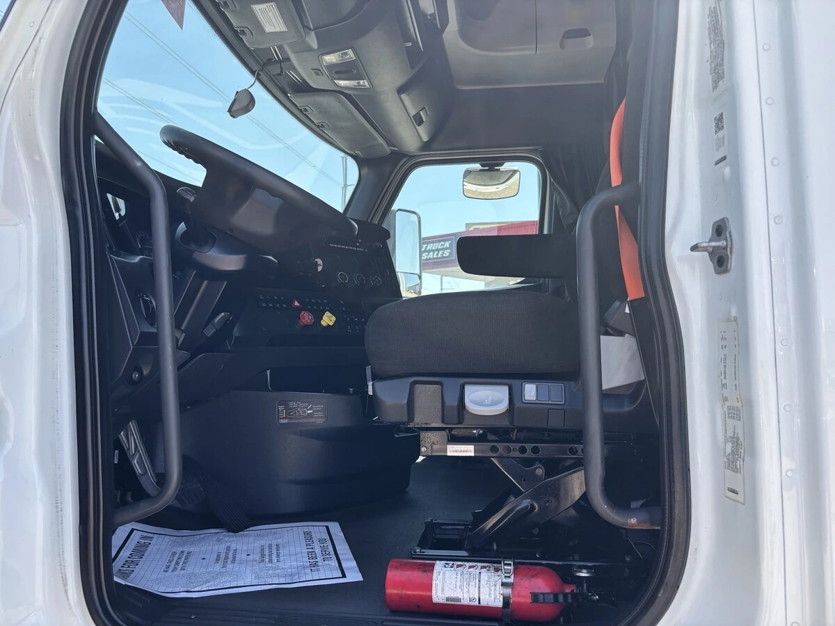 2023 Freightliner Cascadia — photo 8
