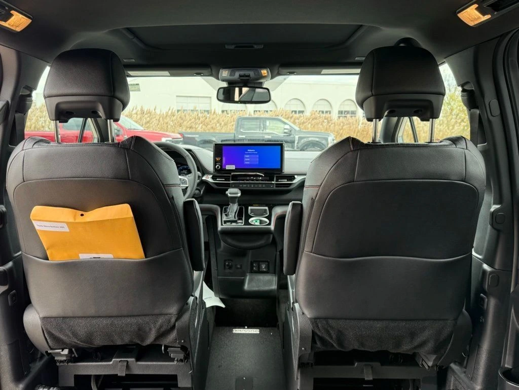 2025 Toyota Sienna XSE - Photo 30