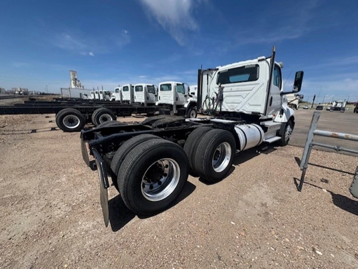 2019 International LT - image 6