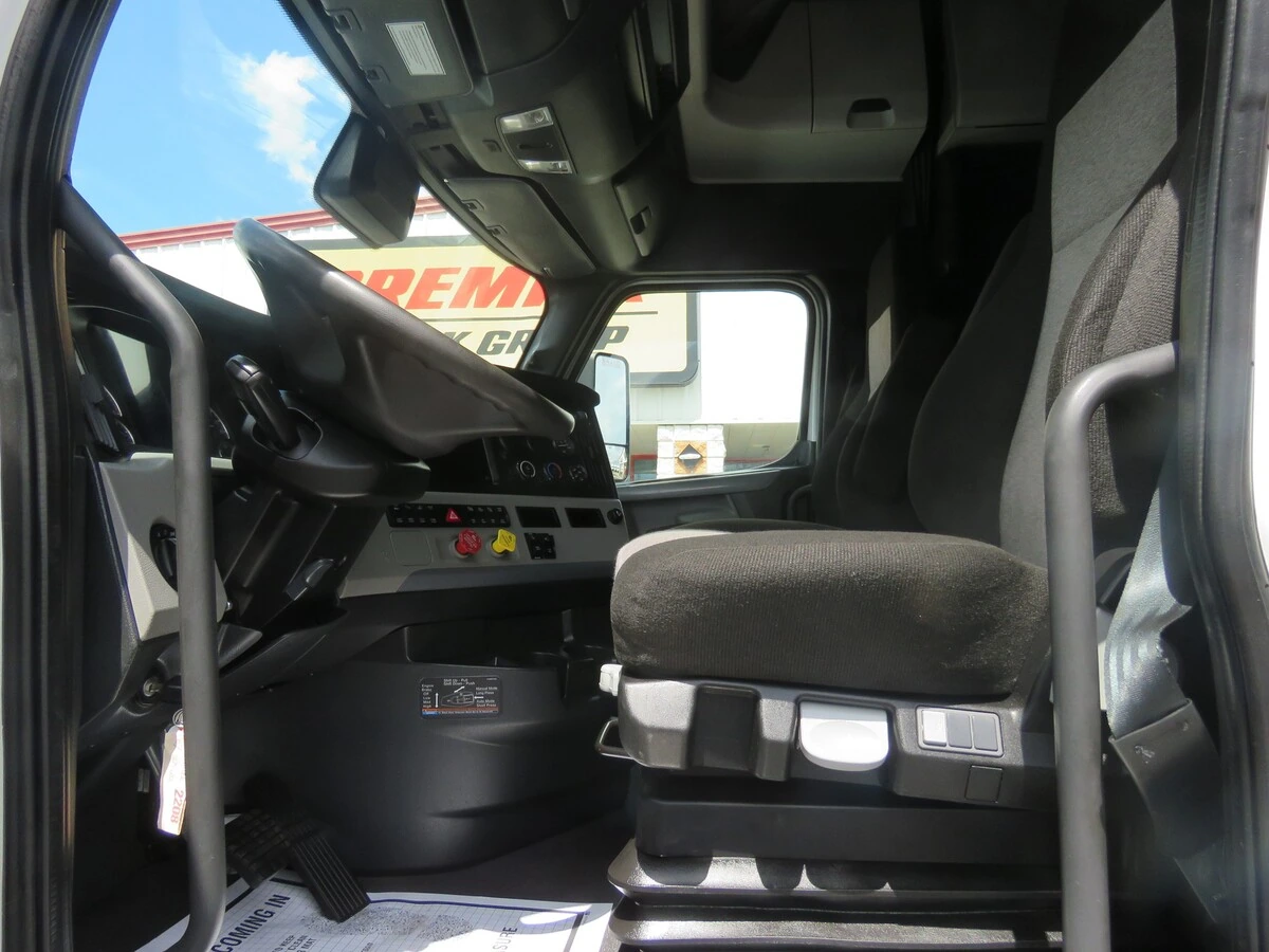 2022 Freightliner Cascadia - image 14