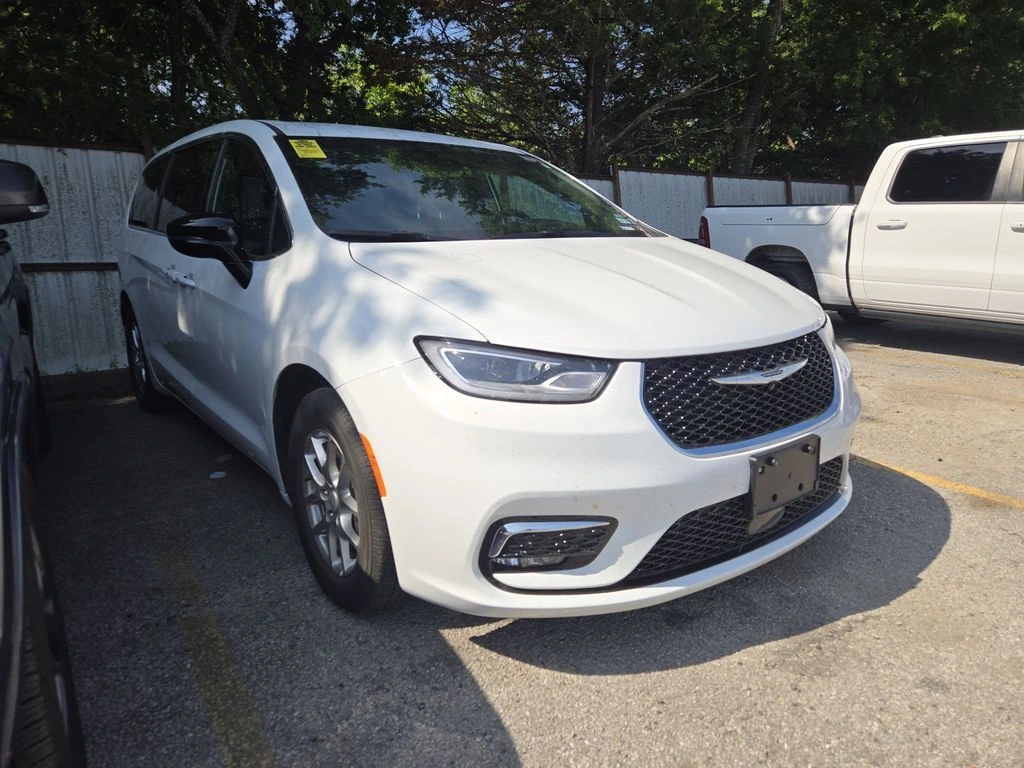 2026 Chrysler Pacifica Select's photo