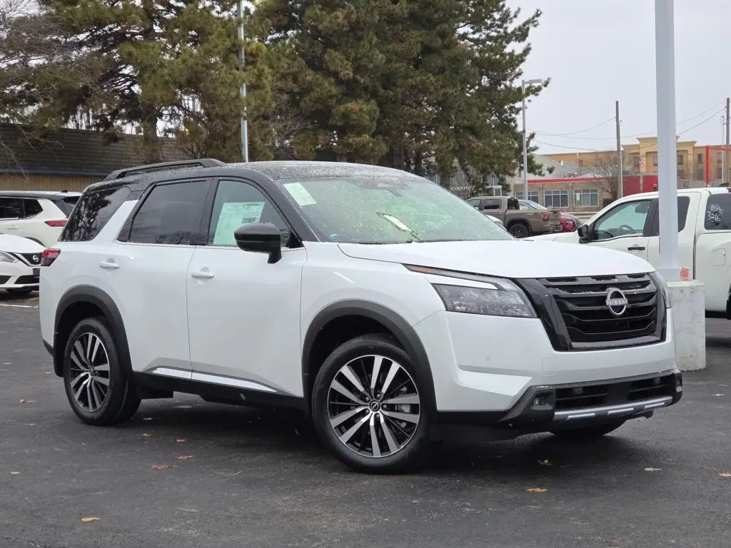 2025 Nissan Pathfinder Platinum's photo