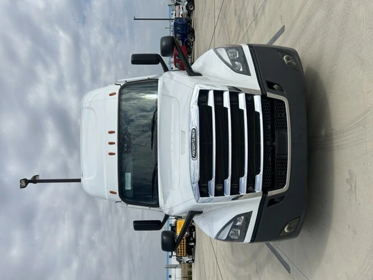 2025 Freightliner Cascadia — photo 5