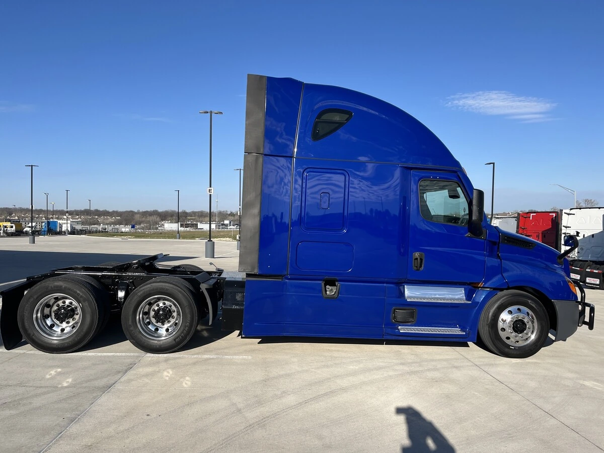 2022 Freightliner Cascadia - image 5