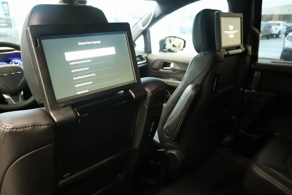 2026 Chrysler Pacifica photo 3