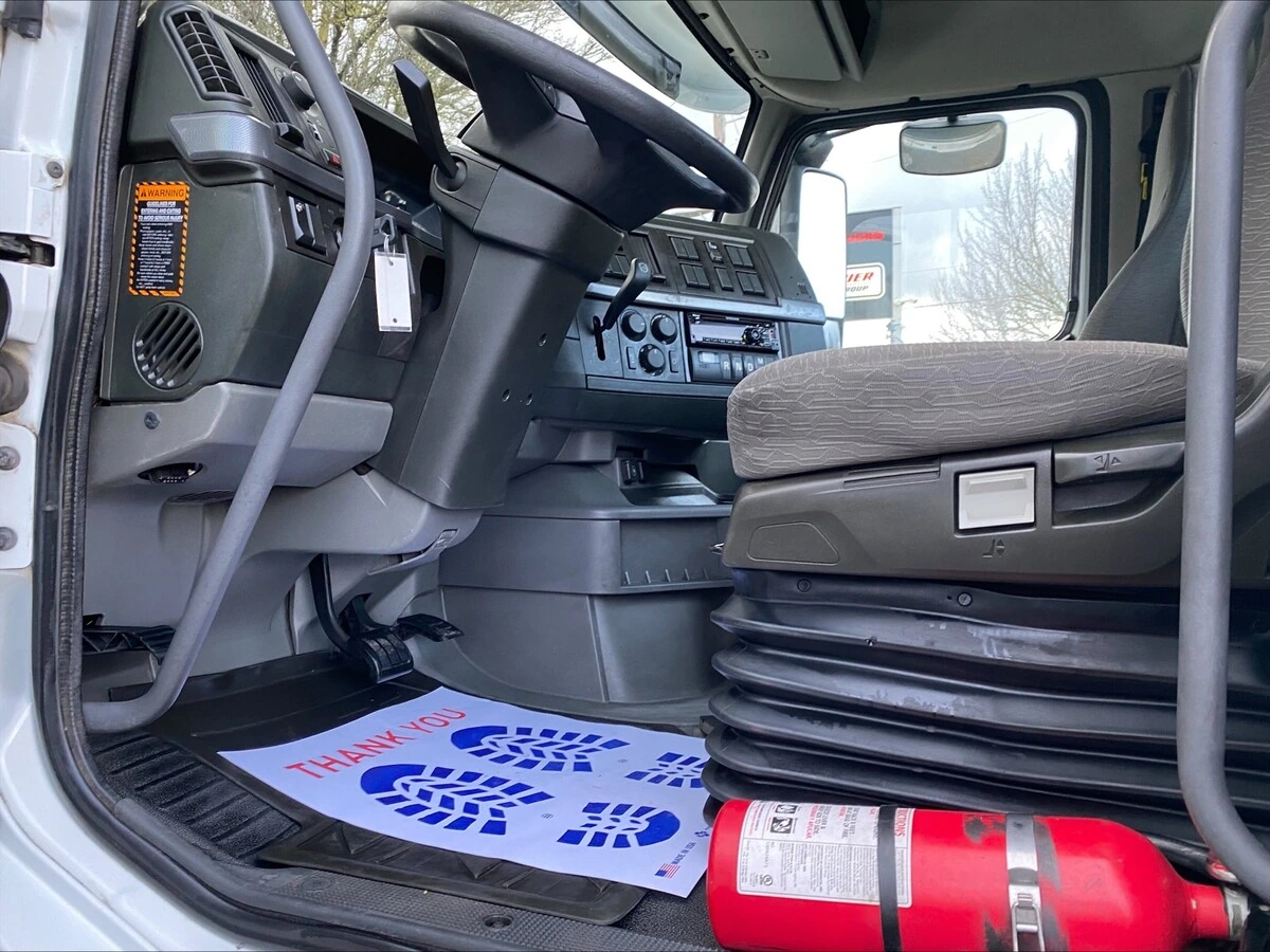 2018 Volvo VNL 860 - image 5