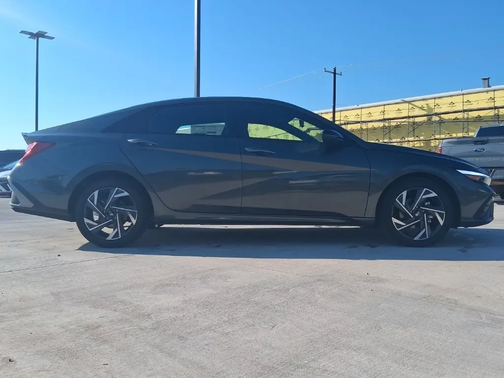 2025 Hyundai Elantra SEL Sport photo 4