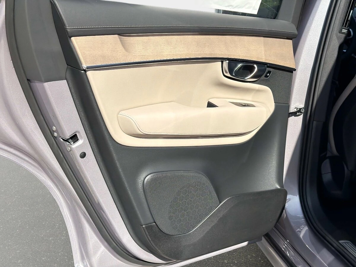 2026 Volvo - image 10