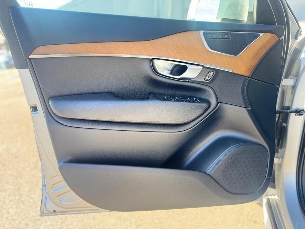 2021 Volvo - image 12