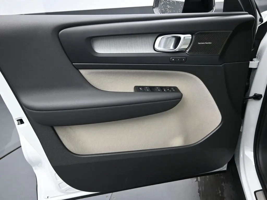 2026 Volvo - image 23