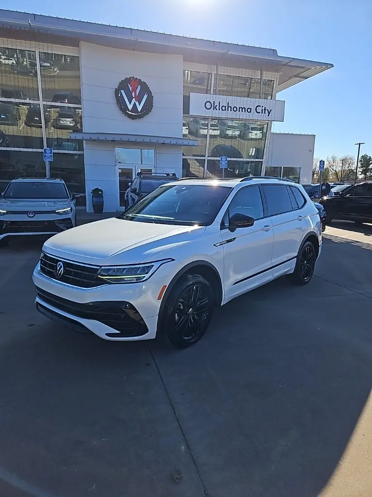 2022 Volkswagen Tiguan SE R-LINE BLACK's photo