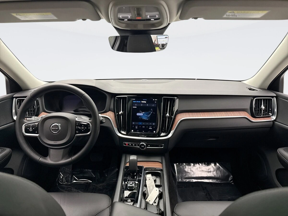 2024 Volvo - image 14