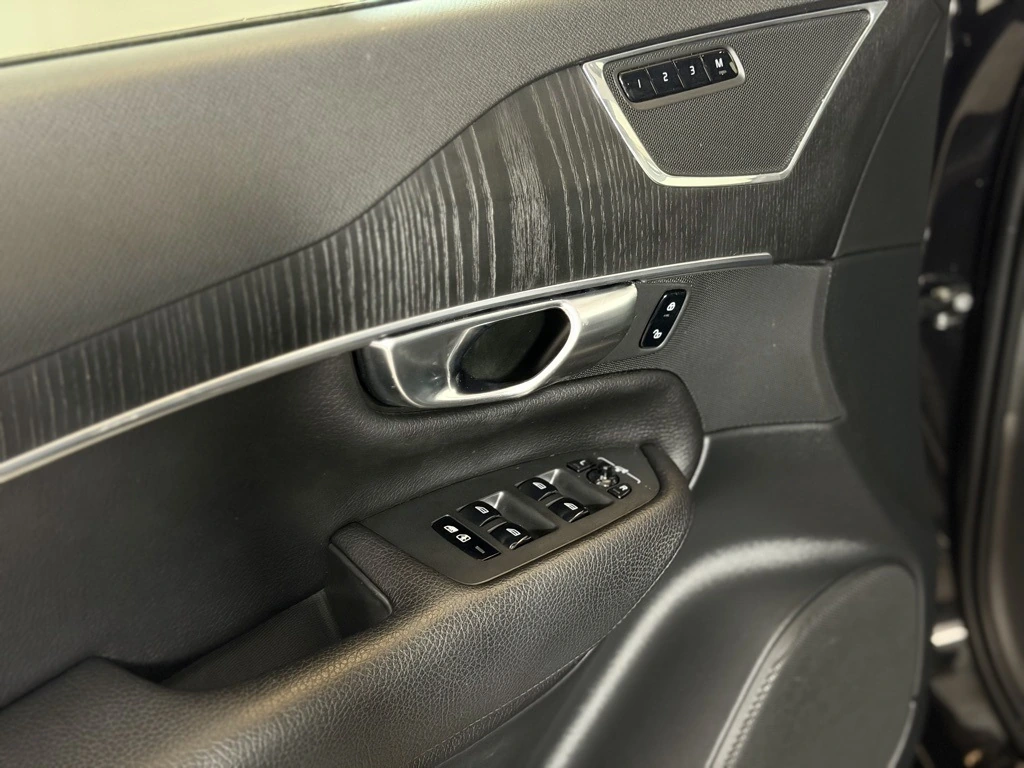 2020 Volvo - image 22